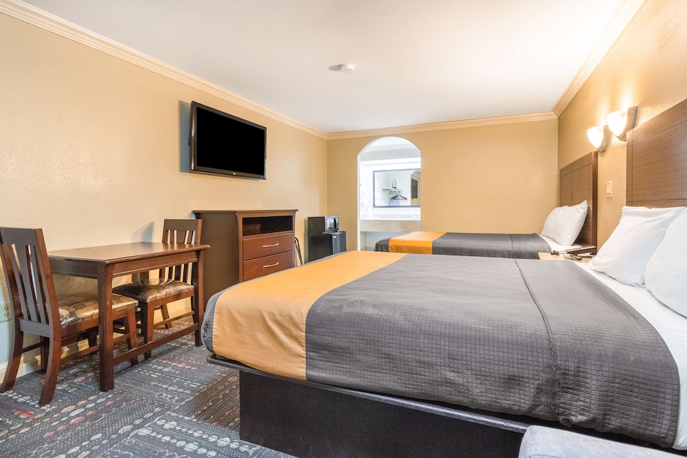 Americas Best Value Inn Houston Heights at I-45 7/40