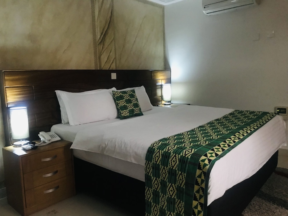 Airport West Hotel 26/75