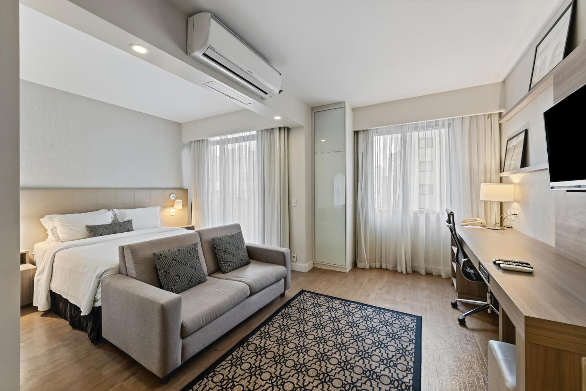 Studio, Queen Bed, Accessible