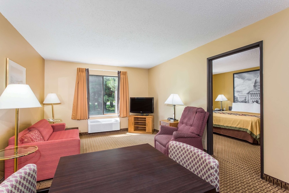 Super 8 By Wyndham Sun Prairie/Madison E 18/28