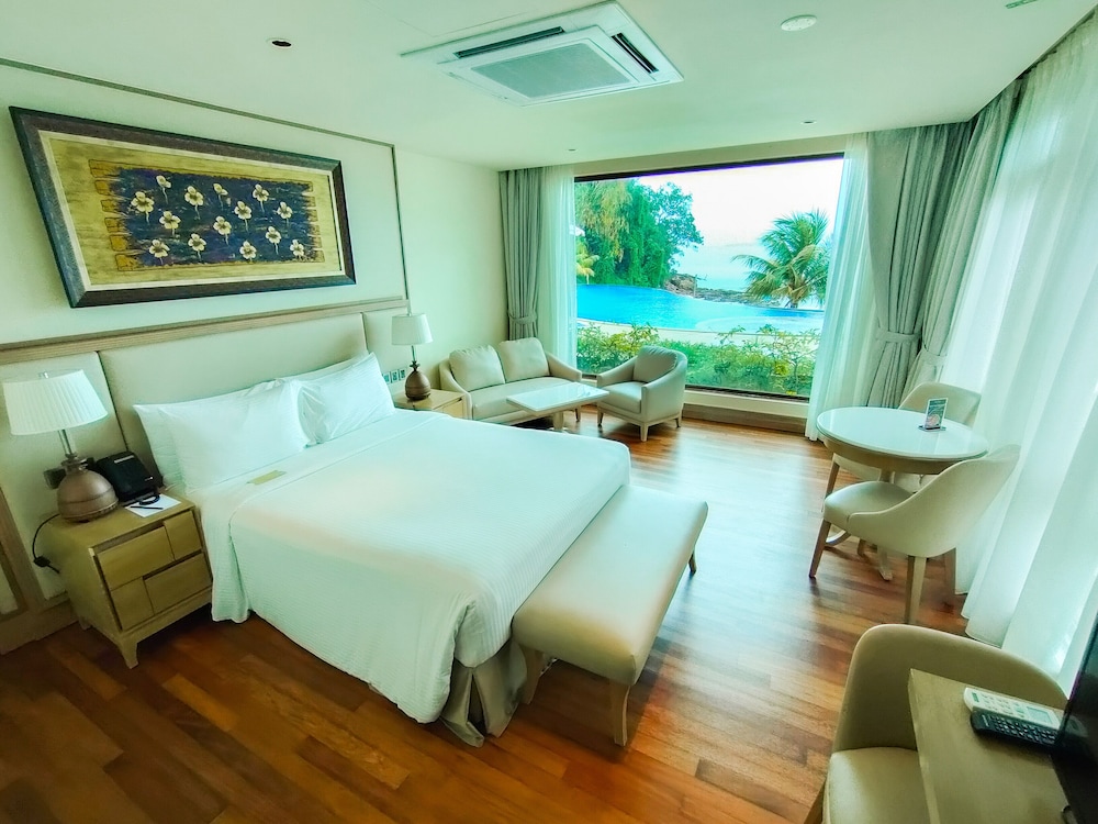 Ocean, Suite, Queen Bed, No Balcony