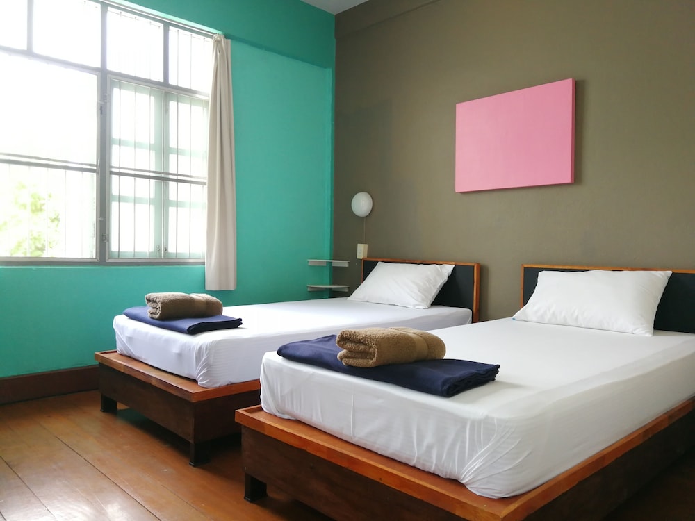 ROOM, TWIN BEDS