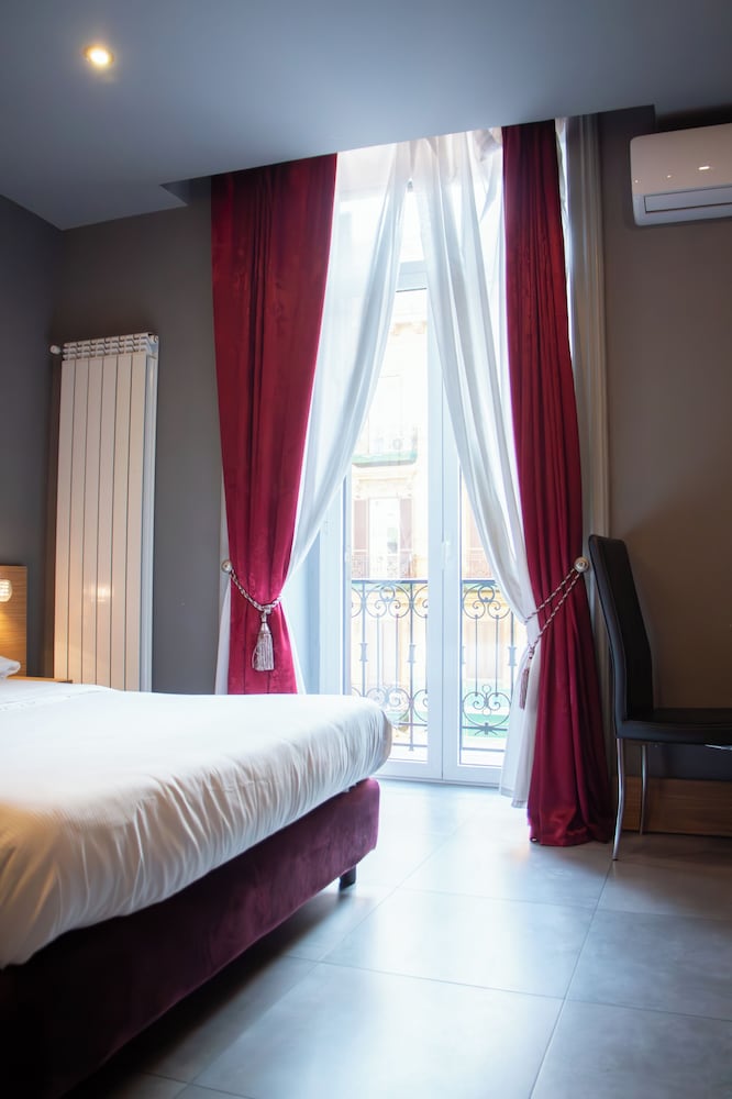 PREMIUM, QUEEN BED, CITY VIEW, JETTED TUB