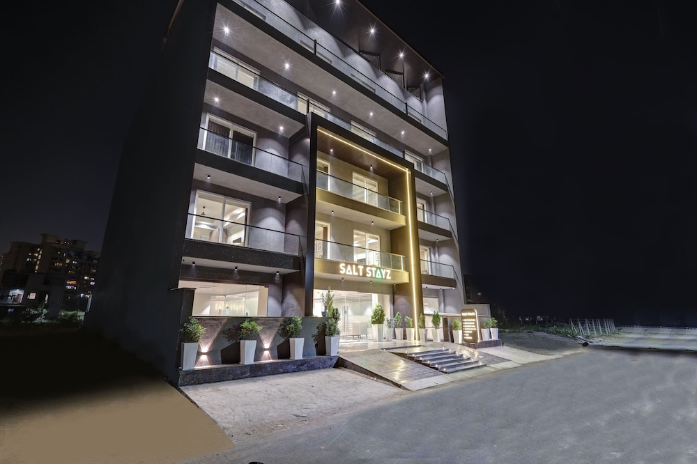 Saltstayz Premier Sector 42 - Golf Course Road 57/62