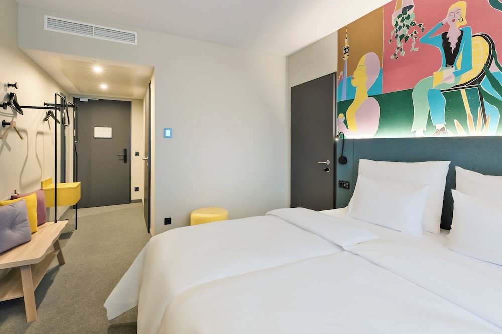 ROOM, KING BED