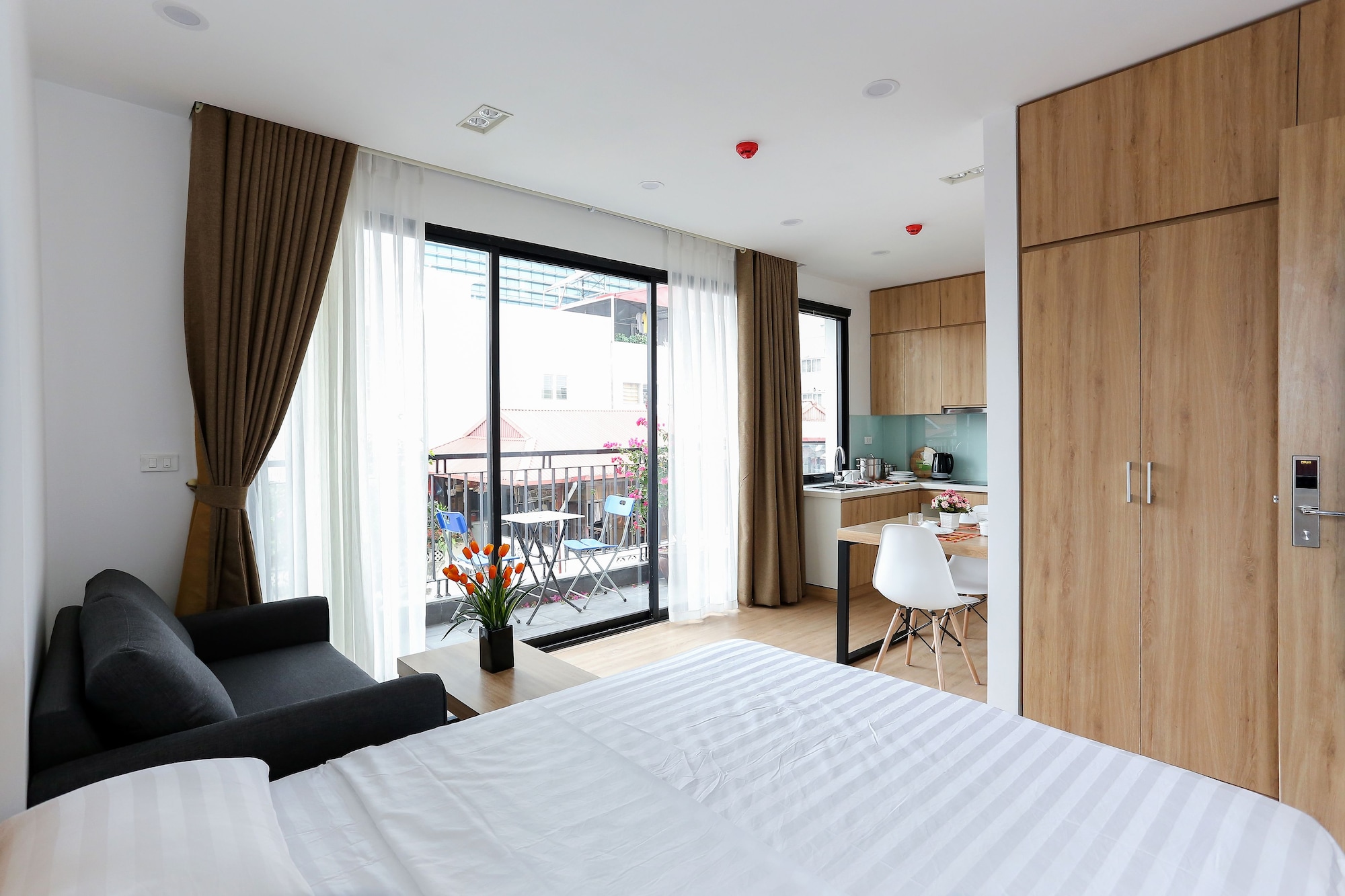 SUPERIOR, STUDIO, KING BED, CITY VIEW