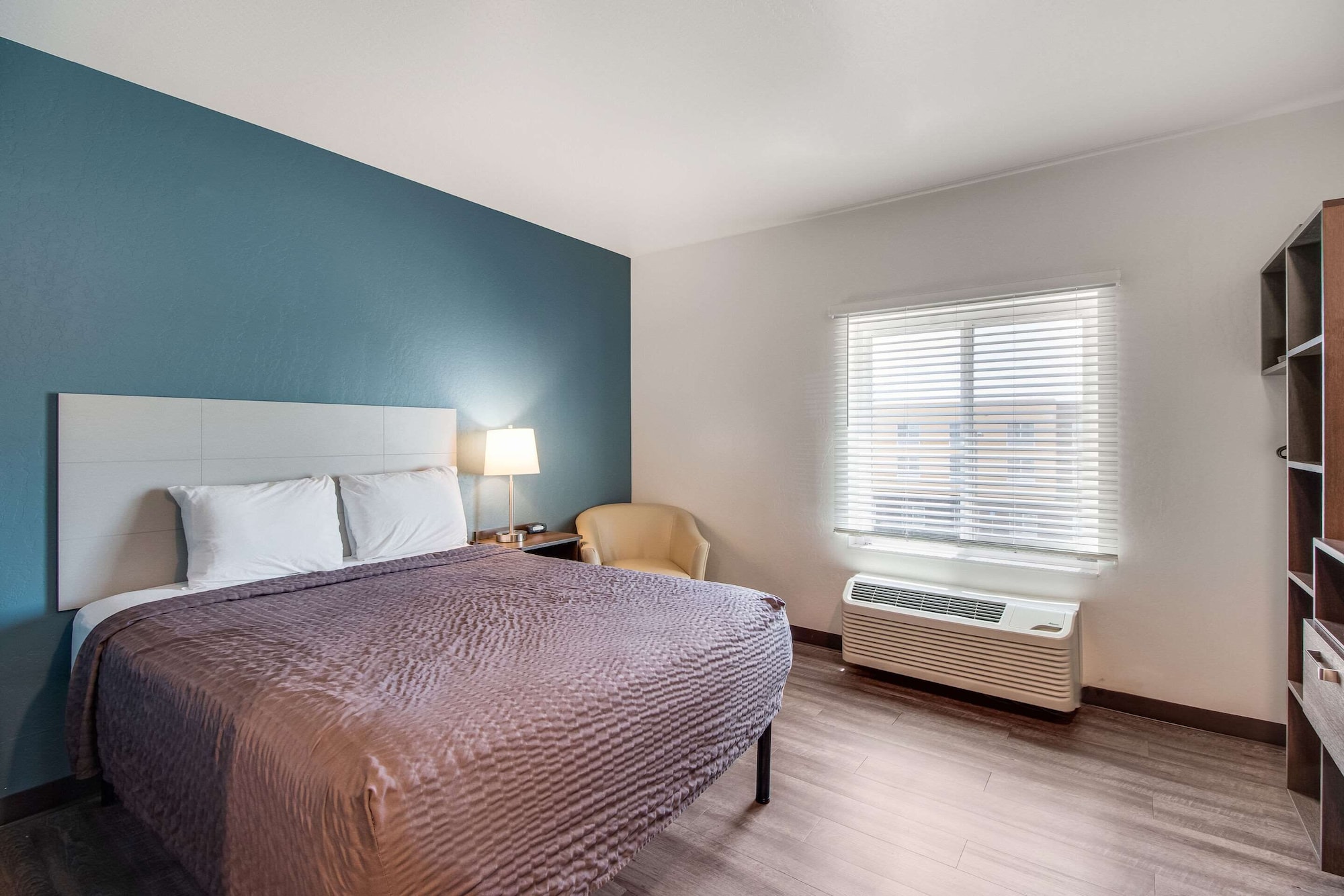 STANDARD, QUEEN BED