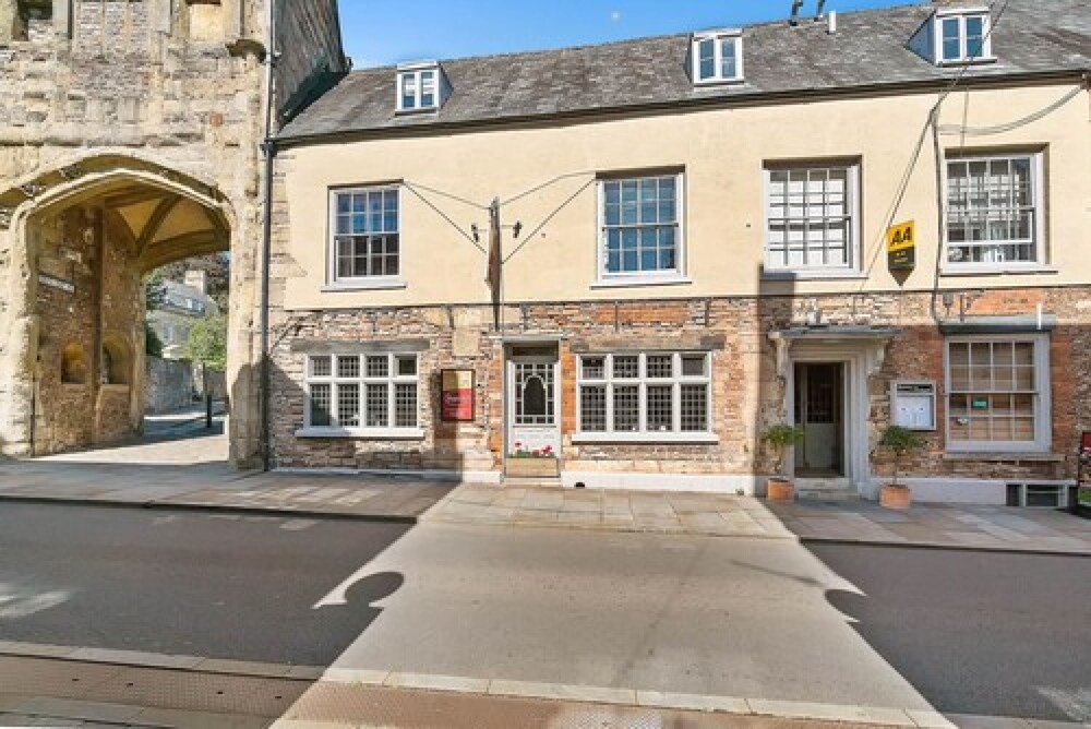 Ancient Gatehouse Hotel 42/50