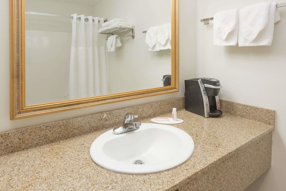 Days Inn By Wyndham Biloxi Beach 24/32