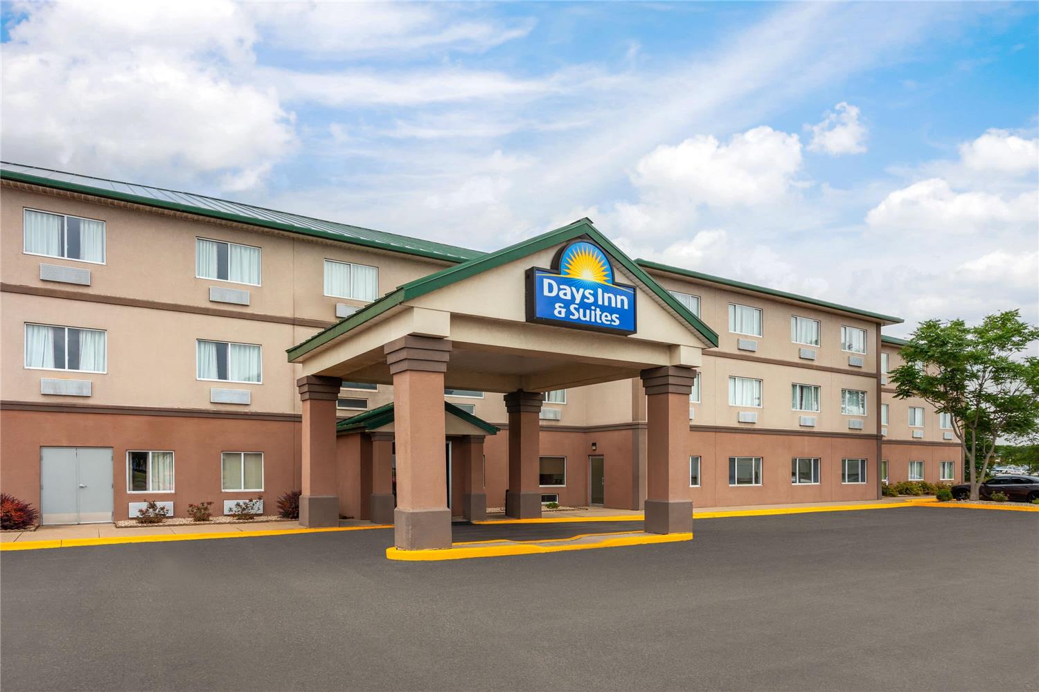 Days Inn & Suites by Wyndham Morris/I-80 15/18