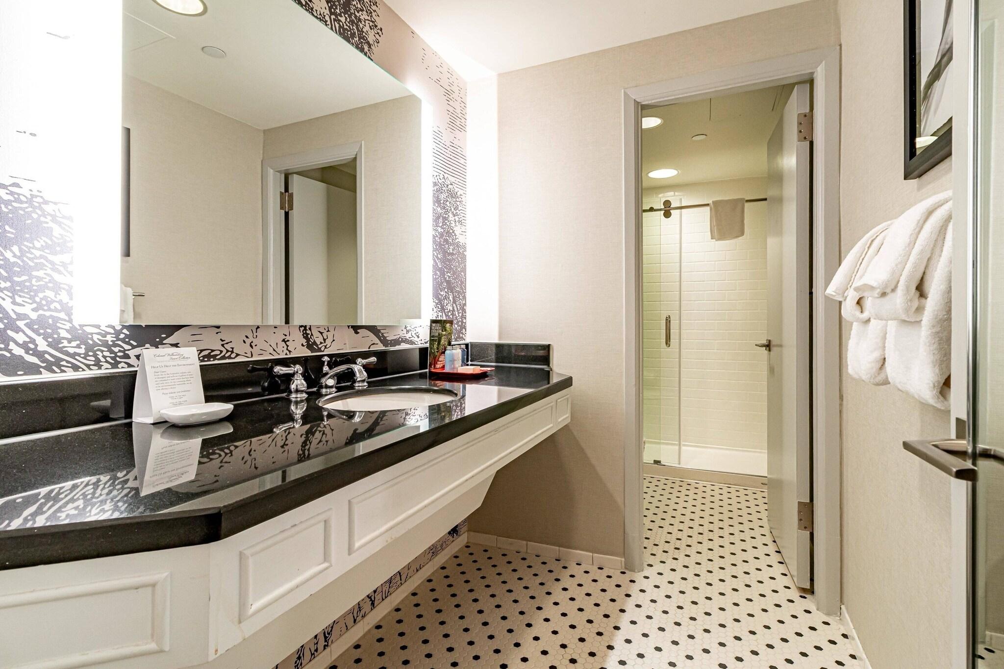 Room, Queen Bed, Williamsburg Lodge 7/8