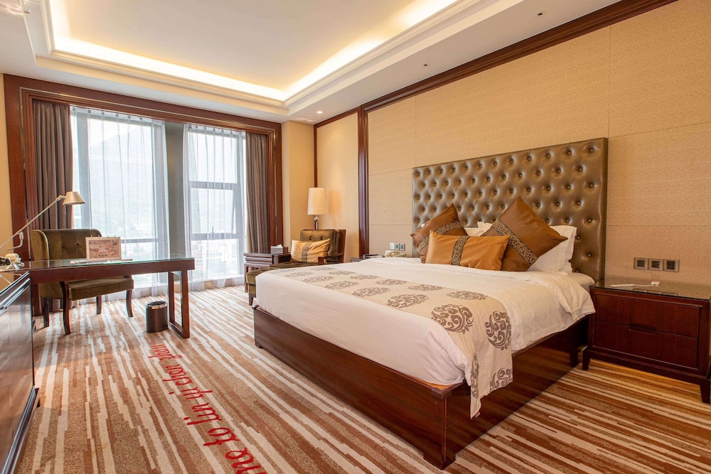 Room, King Bed, Garden View