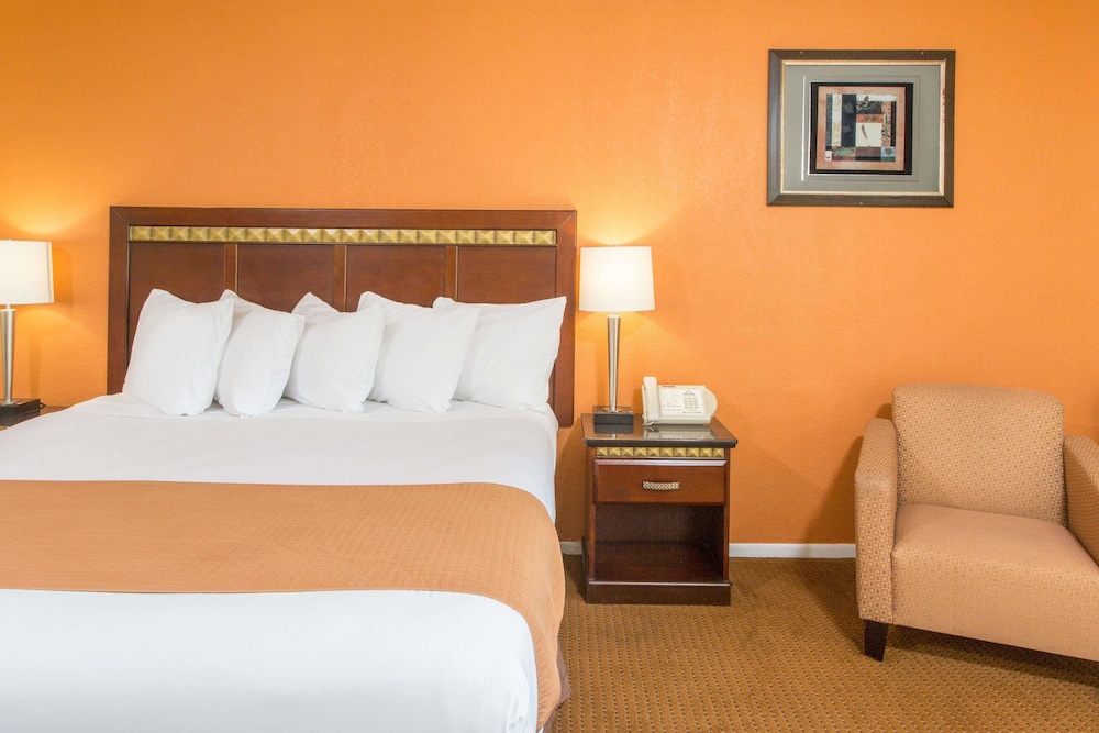 Days Inn by Wyndham Palm Springs 8/25