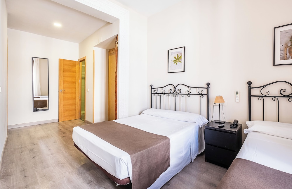 غرفة رباعية بسرير كوين وسريرين منفصلين بحمام خاص، Hostal El Pilar 7/10
