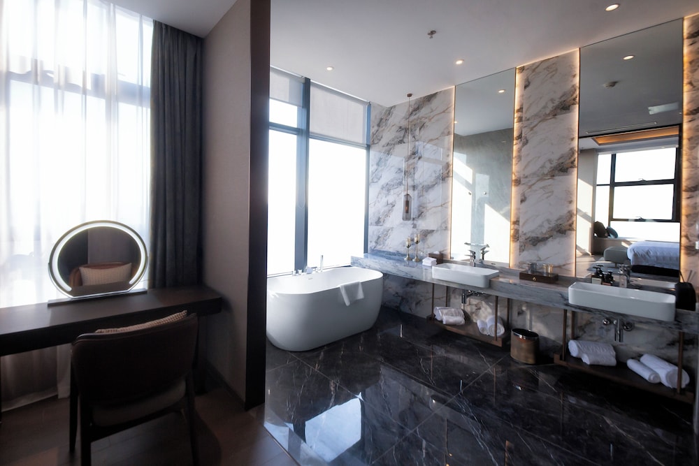 Wyndham, Suite, King Bed