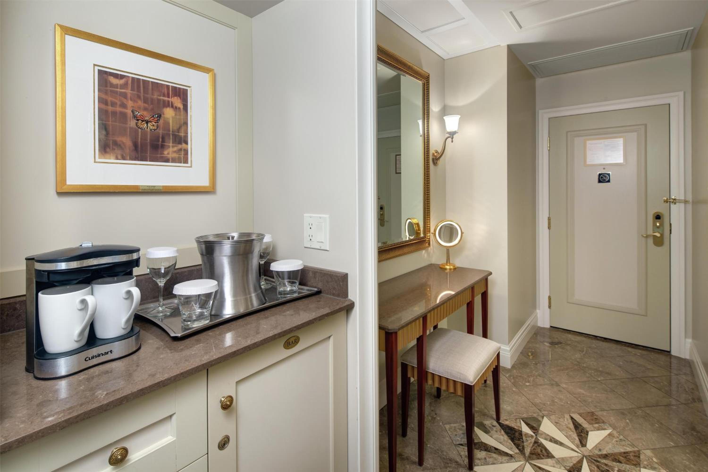 غرفة ديلوكس بسرير كينج وسريرين كوين بإطلالة على البحيرة، Hilton Lac Leamy 5/5