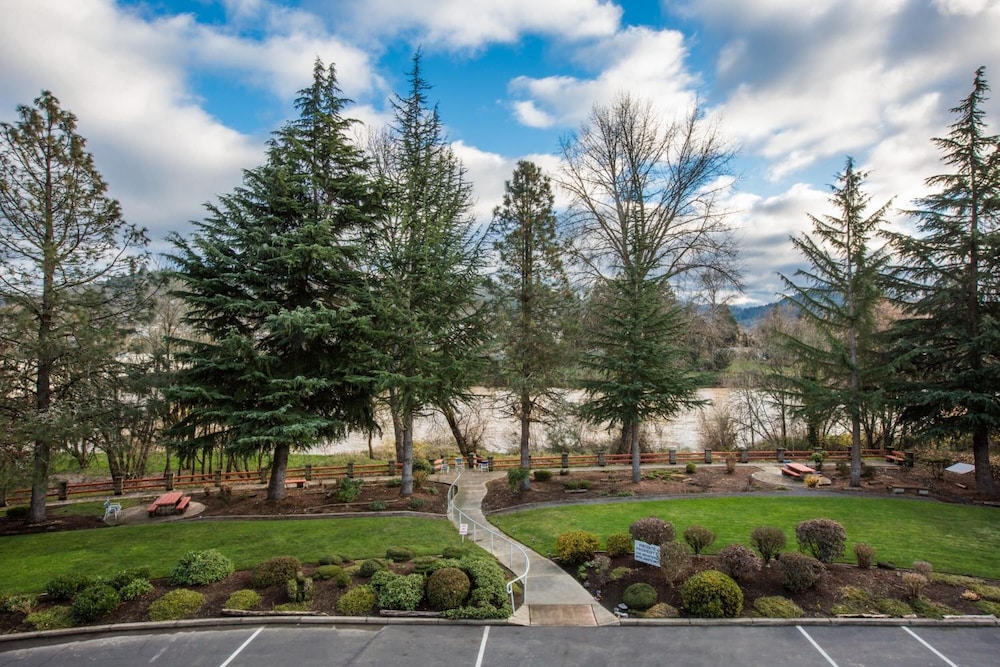 Riverfront Inn Roseburg 55/72