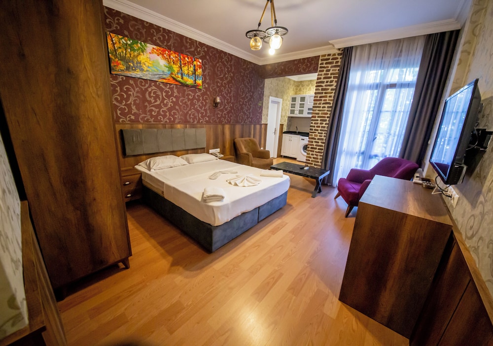 Royal Garden Suite Hotel 17/45