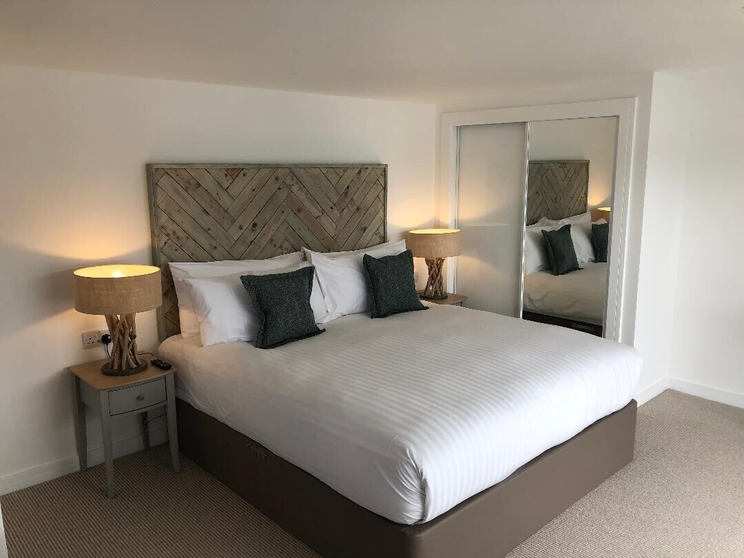 Cabin, King Bed, Loch Side