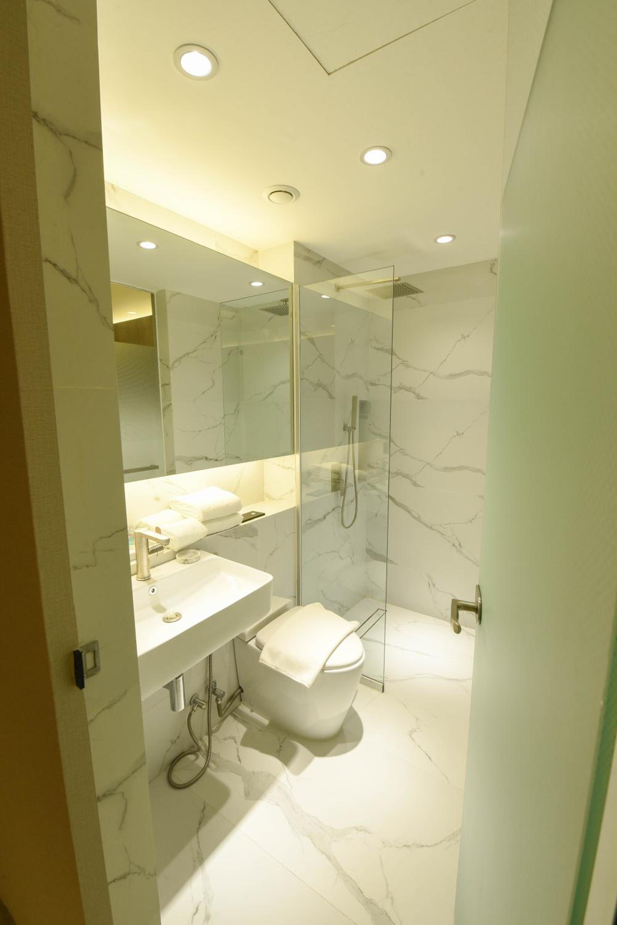 Standard, Single Bed, Queen Bed, No Window، Red Hotel Cubao 3/10