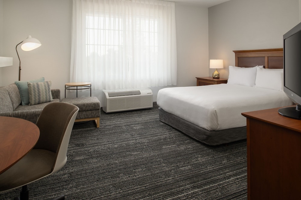 Studio, Queen Bed, Sofa, Accessible