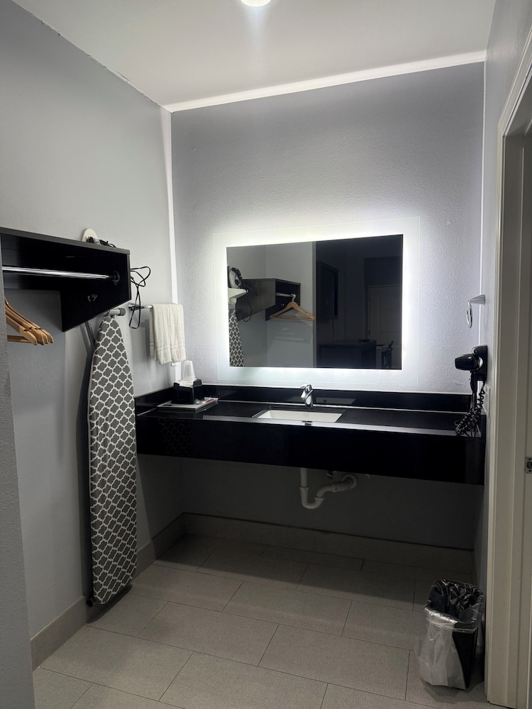 Platinum Inn And Suites 9/23