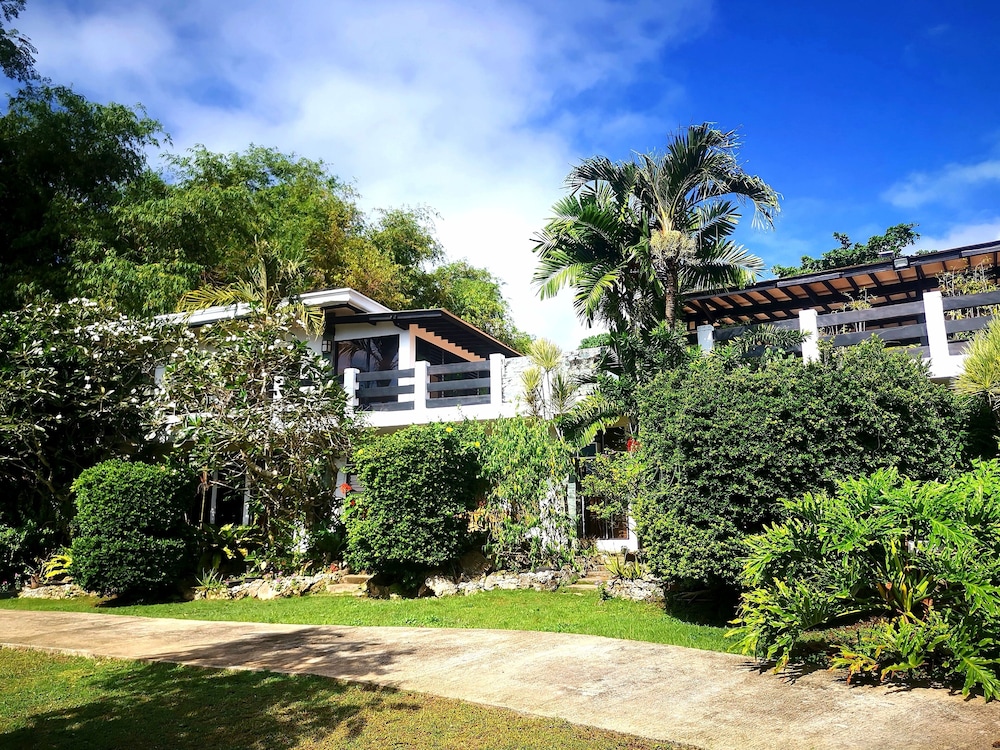LA PERNELA BEACHFRONT RESORT 40/42