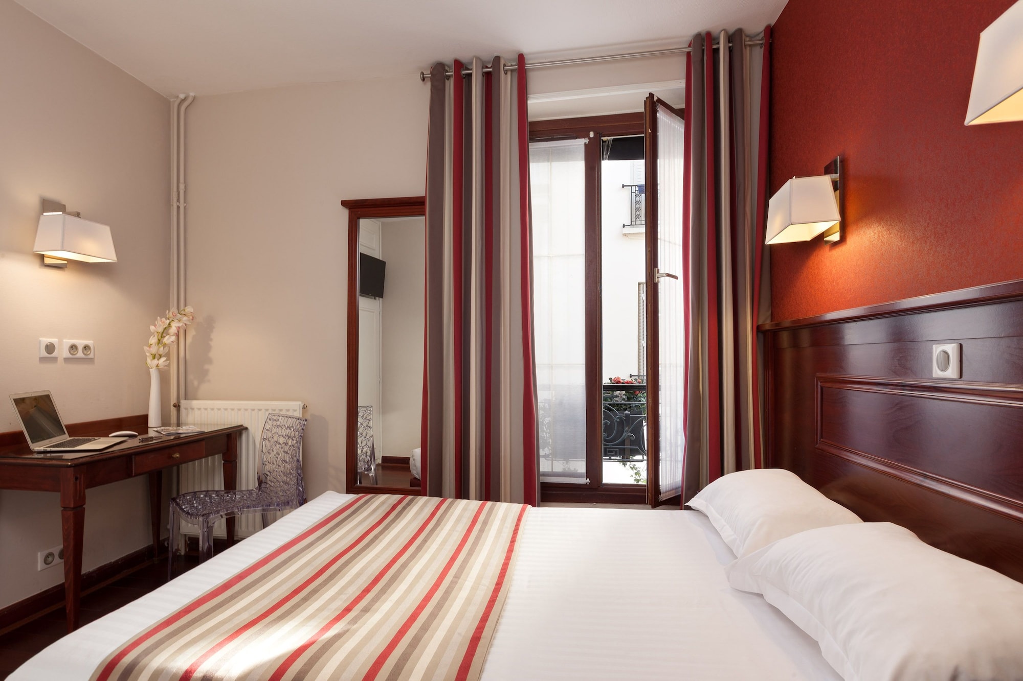 ROOM, DOUBLE BED, EIFFEL VIEW