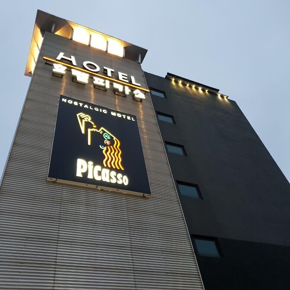 Picasso Hotel 2/66