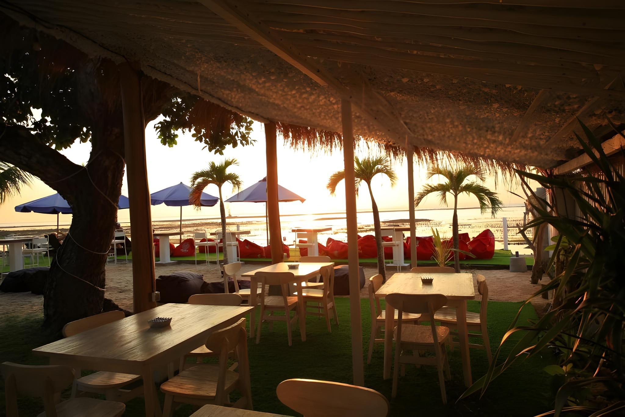 3 Monkeys Lembongan 32/50