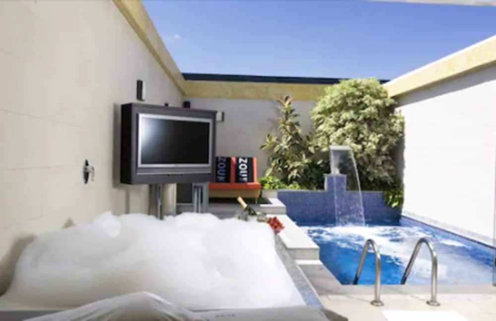 Zouk Hotel 40/50