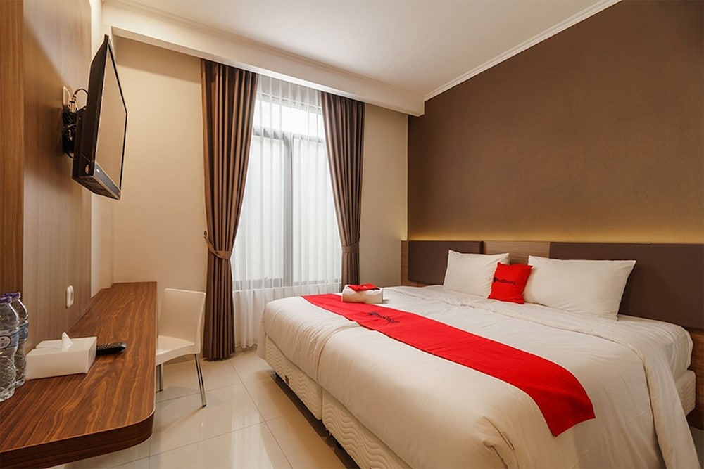 RedDoorz Plus near Lippo Mall Kemang 2 5/23