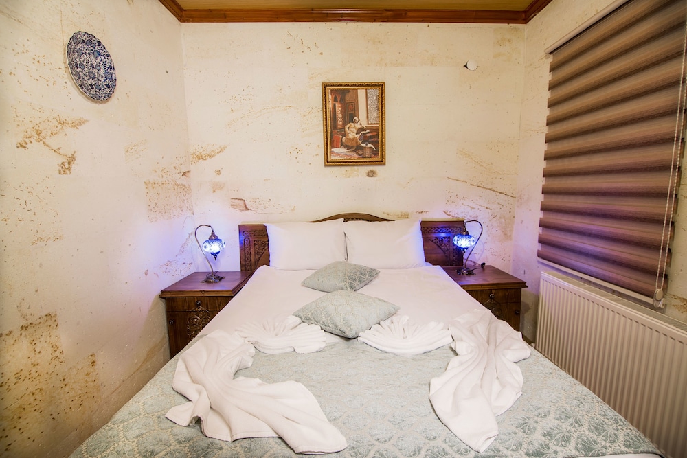 ROOM, DOUBLE BED