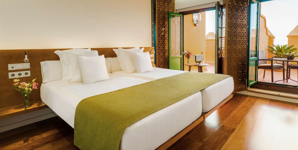 SUITE, MULTIPLE BEDS, LIVING AREA