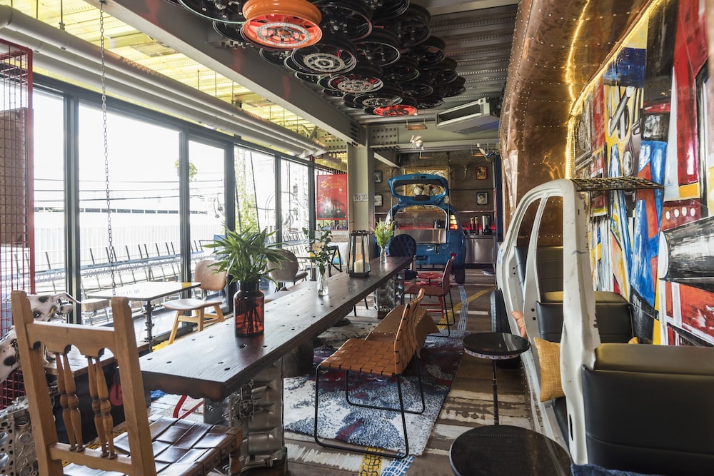 Mestyle Garage Hotel 66/86