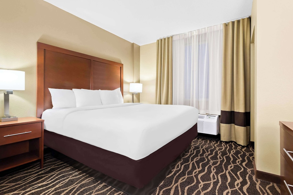 SUITE, KING BED