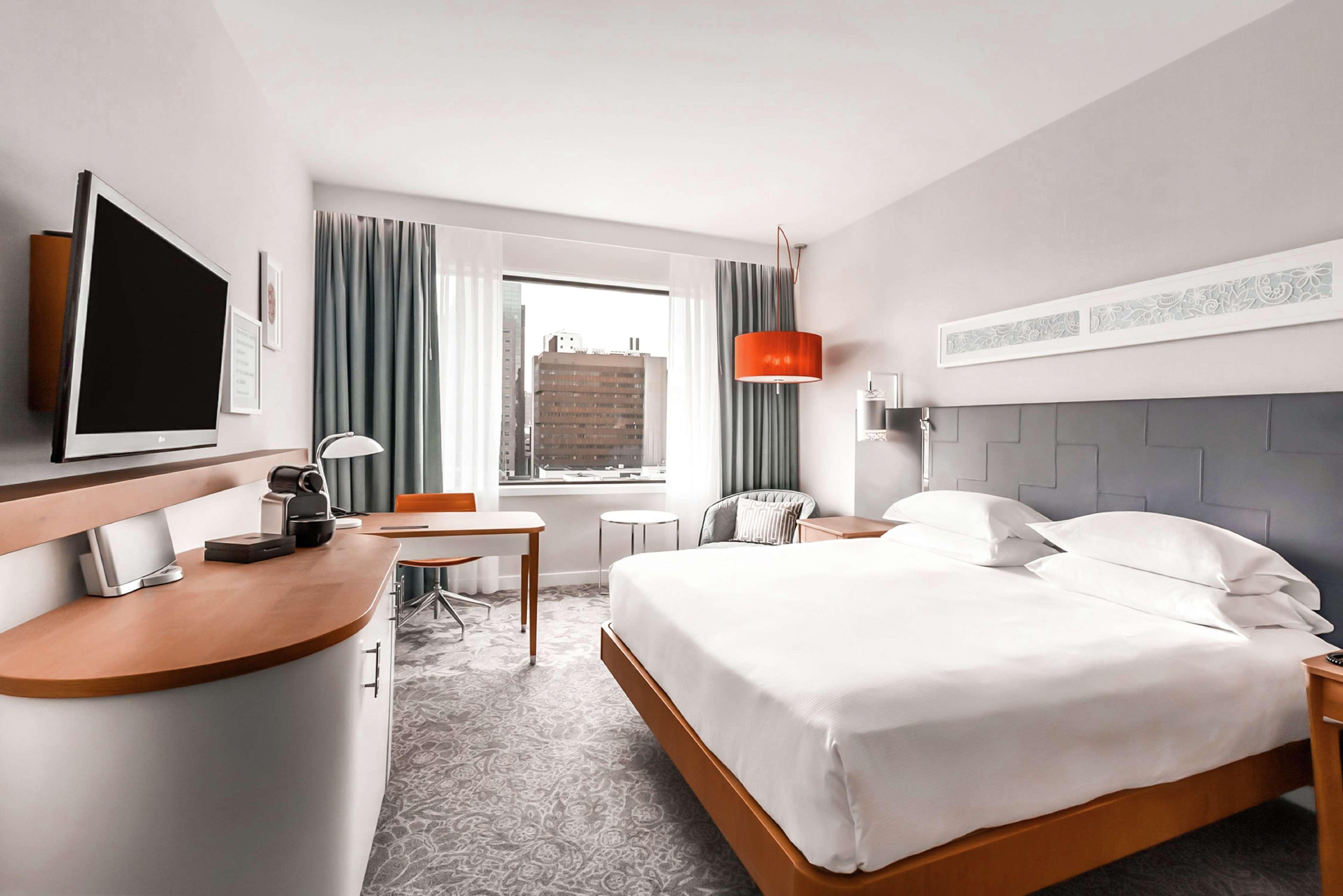 EXECUTIVE, SUITE, KING BED, LOUNGE ACCESS