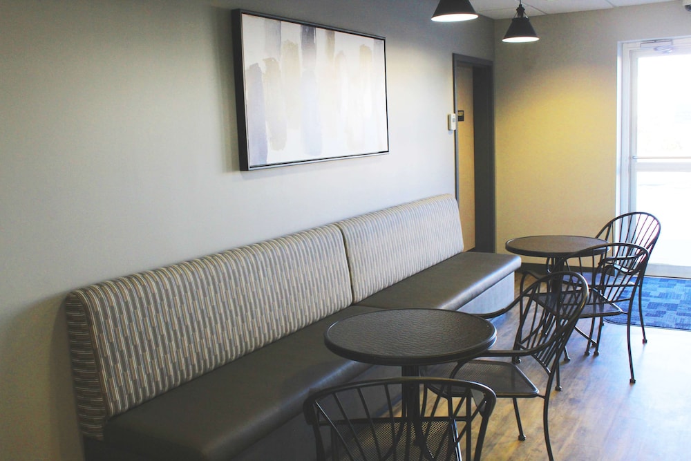 Days Inn by Wyndham Stony Plain 33/44