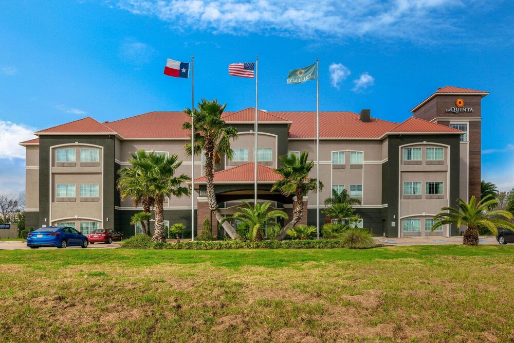 La Quinta Inn & Suites by Wyndham Alvin 8/55