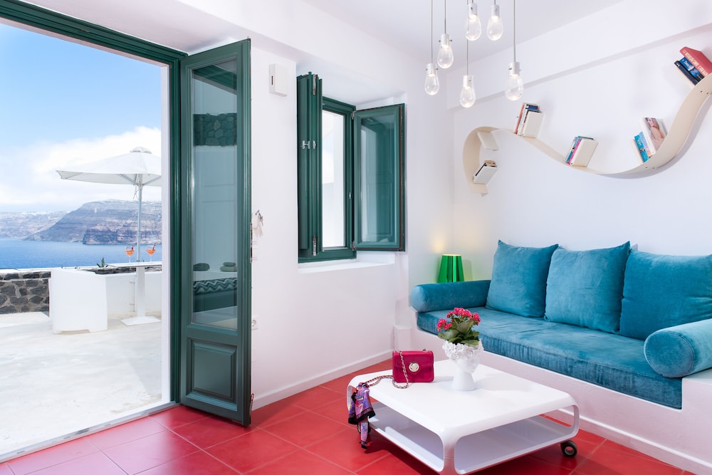 AVANT GARDE SUITES 52/82