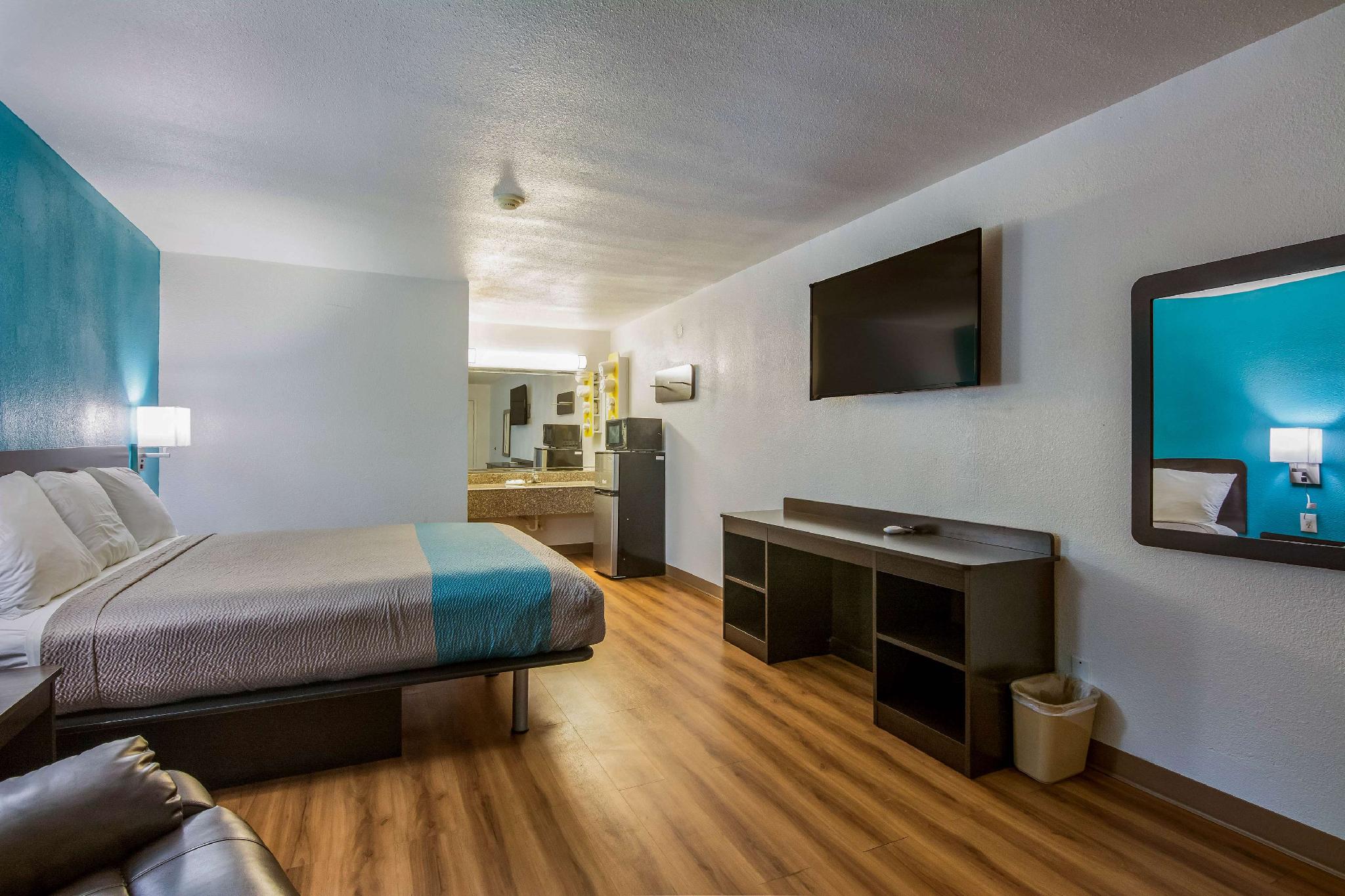 1 King Bed - Non-Smoking, Micfridge