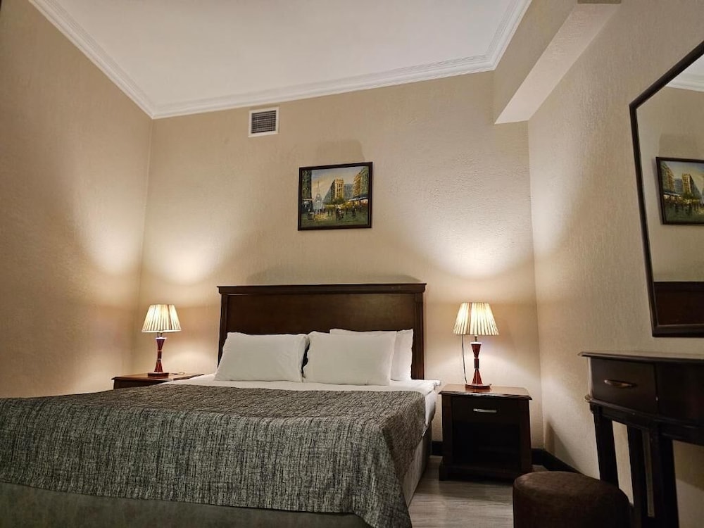 شقة أساسية بسرير كينج بإطلالة على البحر بشرفة مع أريكة، The Crown Hotel 6/10
