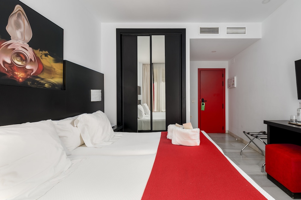 DELUXE, TWIN BEDS, CITY OR PATIO VIEW