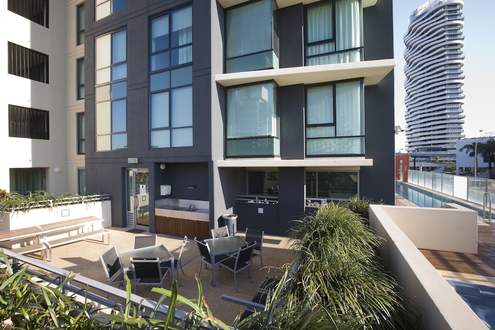 Mantra Broadbeach on the Park 10/70