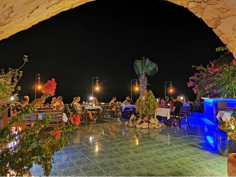 Amphora Hotel 44/56