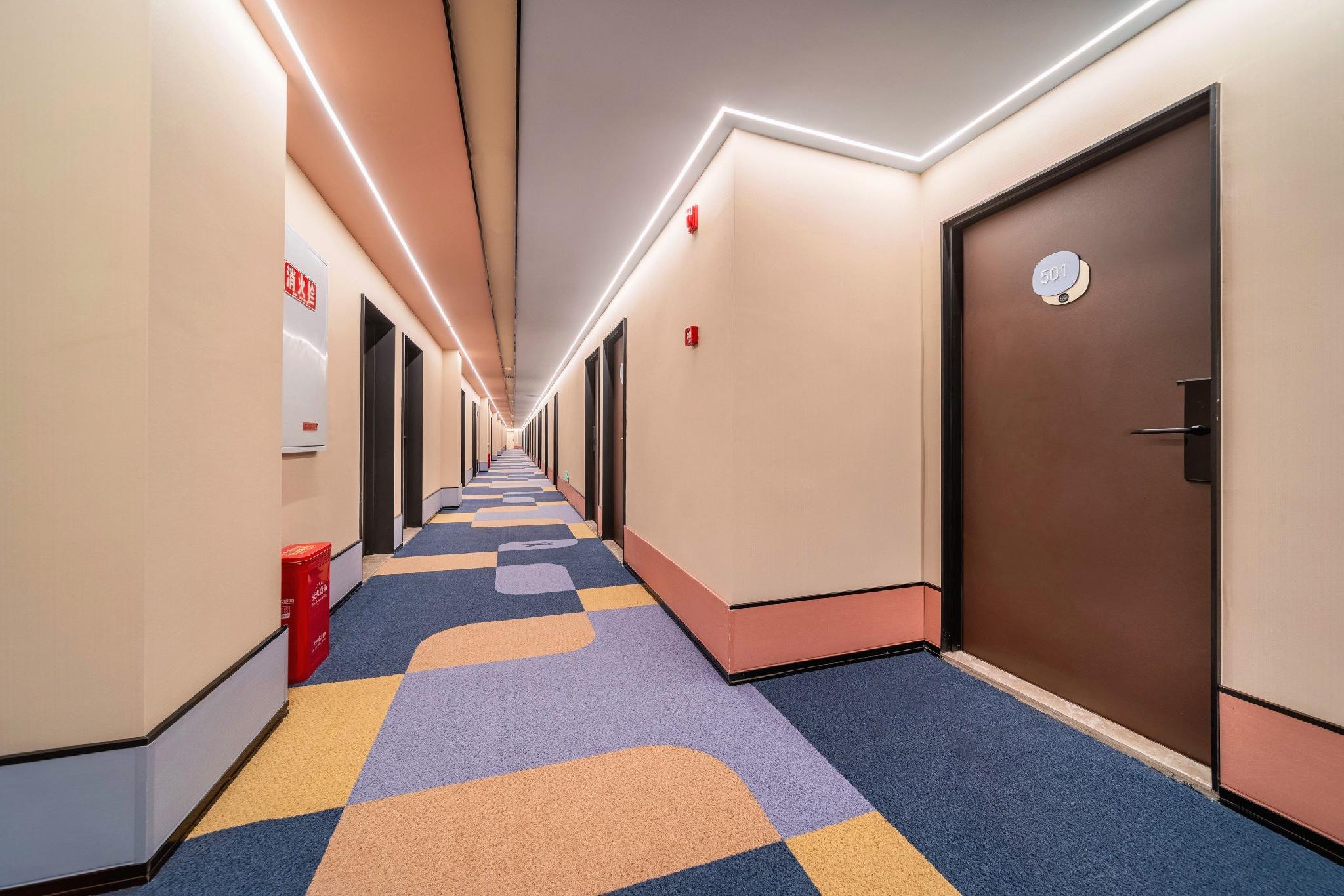 Hanting Hotel (Chongqing North Railway Station South Square Metro Station) 37/43