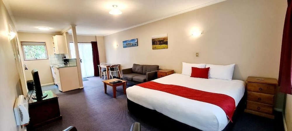 Parklands Motor Lodge 26/65