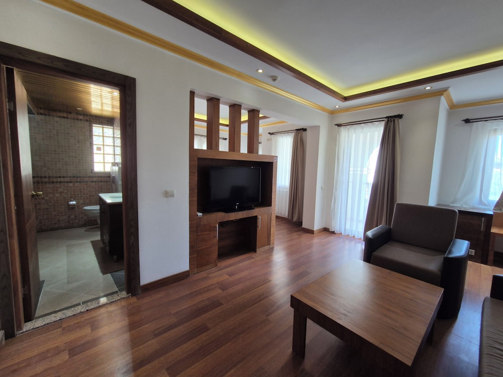 Dinara Hotel 56/66