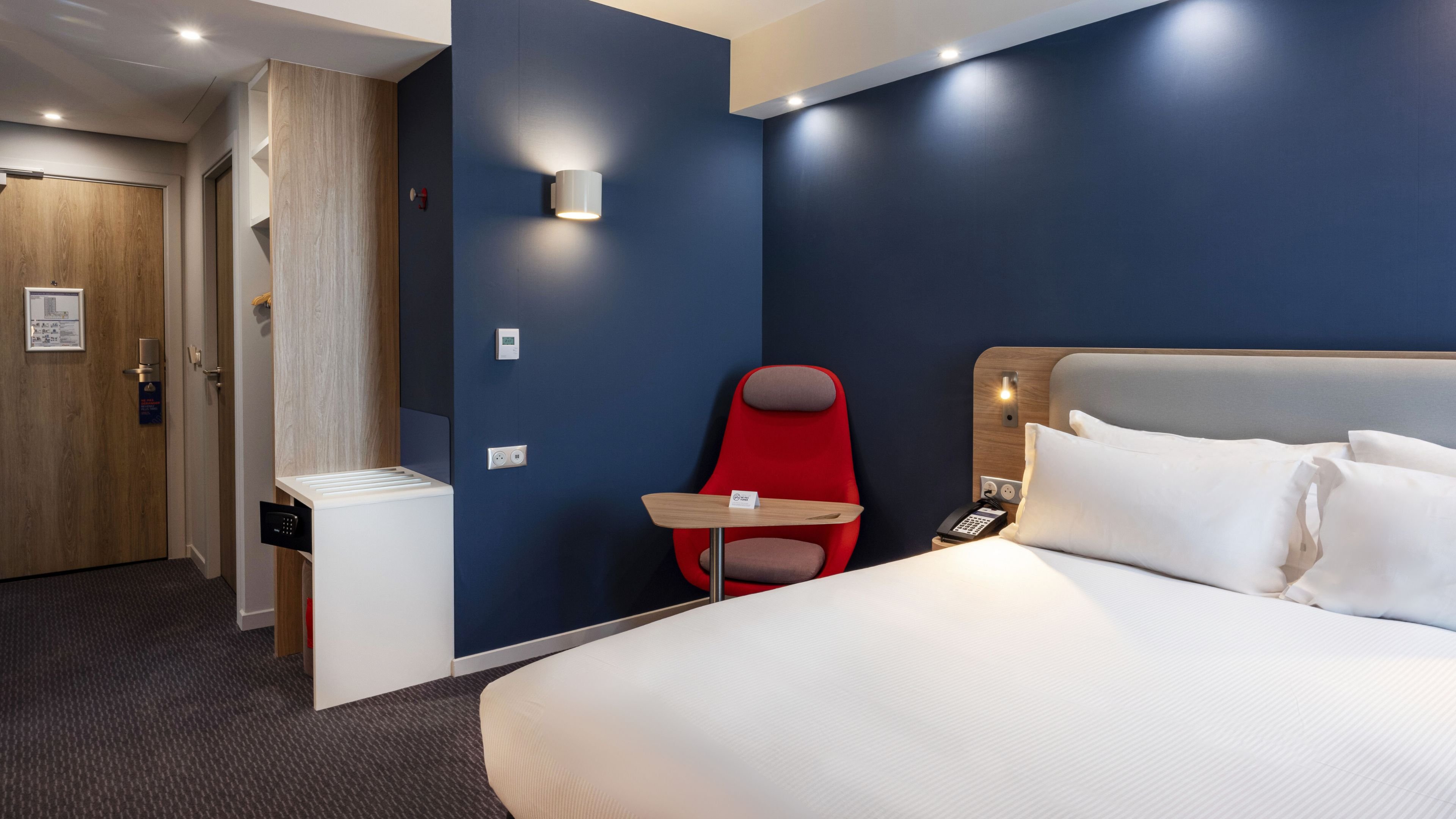 غرفة بسرير كوين لذوي الإعاقة