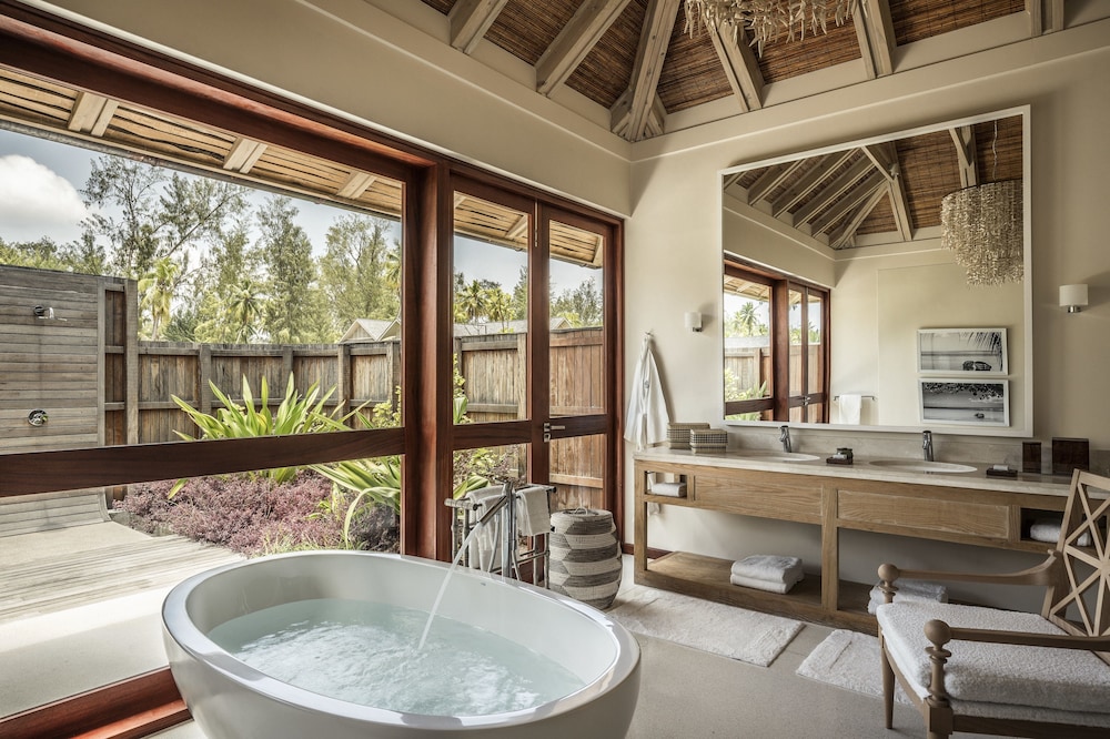 FOUR SEASONS RESORT SEYCHELLES AT DESROCHES ISLAND 37/58